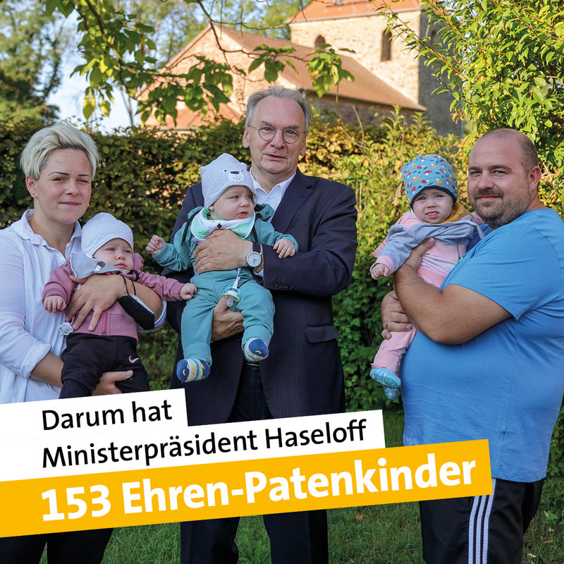 Das Bild zeigt Ministerpräsident Dr. Reiner Haseloff mit den Eltern und den Drillingen.